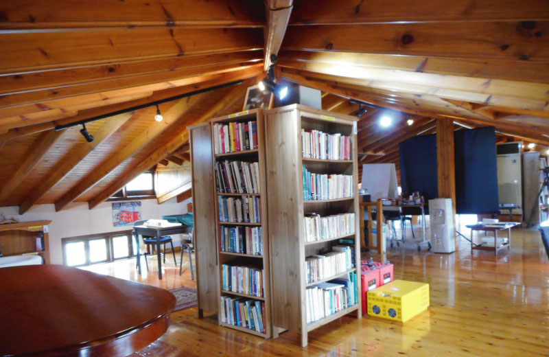 The library in the seminar room