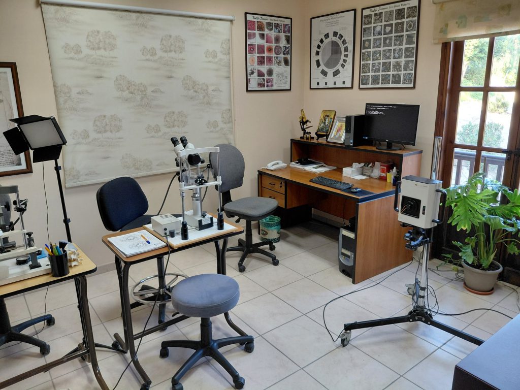 The diagnostic room, with the iris microscope, thermography camera and charts